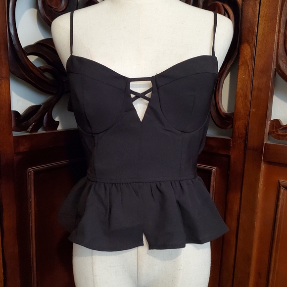 FRONT CUT OUT RUFFLE TOP - Picture 1 of 6